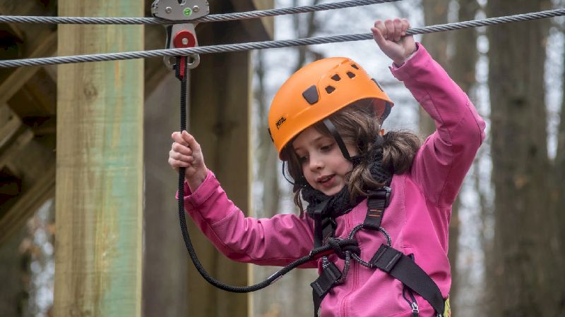 Profitez des vacances pour prendre de la hauteur et vivre des sensations au milieu de la canopée lors d'une initiation à l'accrobranche ! 