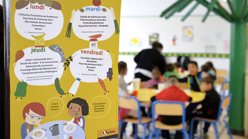 Pour réduire le gaspillage alimentaire, les communes de la Métropole cherchent à optimiser le fonctionnement des cantines scolaires.