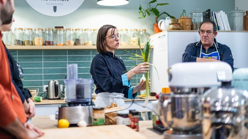 Emilie Guillou, responsable du Zeste en plus donne régulièrement des cours de cuisine pour sensibiliser à une alimentation durable. © Garance Wester