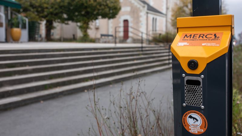 18 cendriers ont été installés dans des lieux particulièrement pollués aux mégots © Céline Jacq