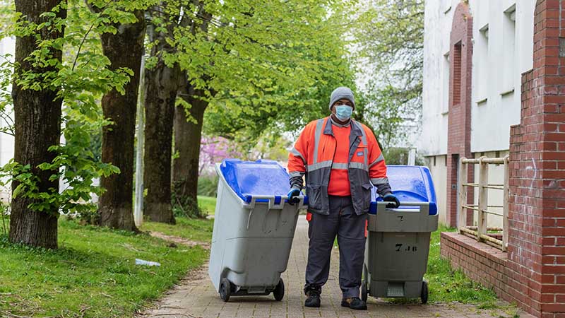 La collecte des ordures ménagères, le ramassage des encombrants ou encore le nettoyage des parties communes des immeubles continuent d’être assurés.  Crédit : Valéry Joncheray