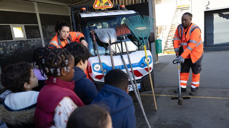 La sensibilisation aux métiers de la propreté passe par des démonstrations ludiques, avec les machines de nettoiement ou le matériel des agents © Ludovic Failler.