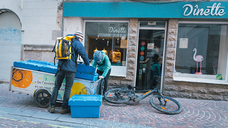 Les vélos remorques de la Tricyclerie sillonnent le centre-ville de Nantes pour collecter les biodéchets.
