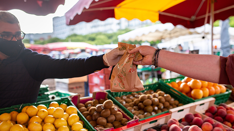 À Nantes, sur le marché de la Petite-Hollande, les sacs plastique à usage unique ont été interdits. © Céline Jacq pour Nantes Métropole