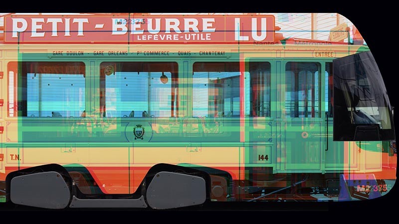 L’artiste Benoît-Marie Moriceau  a « rhabillé » le tramway pour le Voyage à Nantes 2019. ⓒ Palinospia 371 - Benoît-Marie Moriceau / ADAGP 2019.
