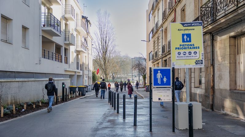 Après le quai de Versailles, d’autres rues du centre de Nantes seront rendues aux piétons en 2025, notamment la rue Maréchal-Joffre. © Garance Wester