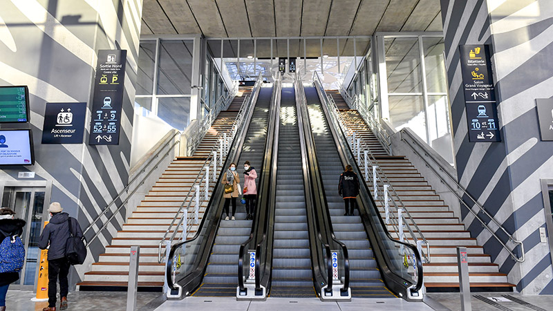 La passerelle est desservie par 12 escaliers mécaniques et 8 ascenseurs qui la connectent aux quais et aux parvis.