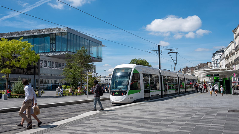 Autour de la gare de Nantes, les partenaires du projet organisent un véritable pôle d’échange entre tous les modes de transport : trains, bus, tram, cars, vélo, taxi, automobile, etc.