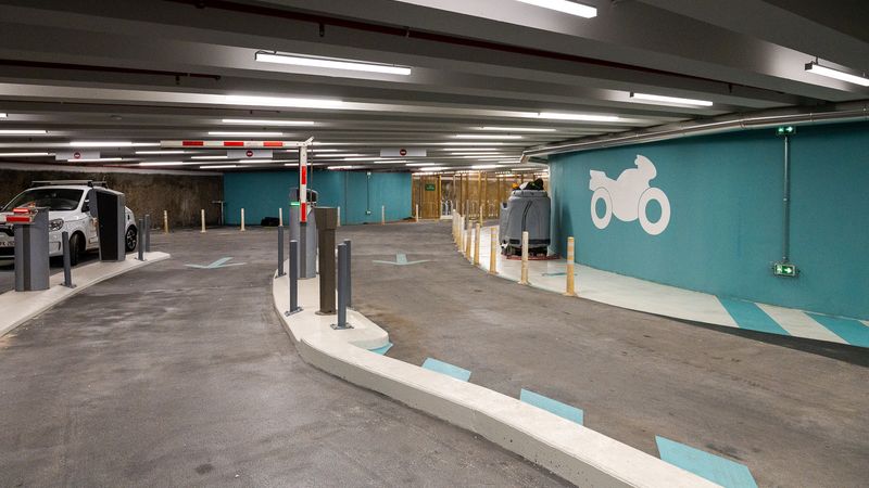 Les travaux ont permis de requalifier le parking du centre-ville en intégrant un stationnement pour les voitures mais aussi pour les vélos et véhicules électriques.