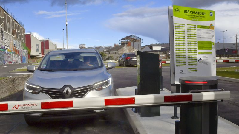 Les parkings-relais permettent aux automobilistes de stationner facilement leur véhicule avant d’utiliser des moyens de transports alternatifs (transports en commun ou vélo), notamment pour les trajets domicile/travail, tout en garantissant l’accessibilité au centre-ville © Rodolphe Delaroque.