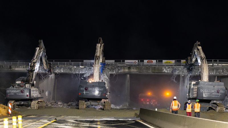 La démolition du pont de la route de La Chapelle intervient dans le cadre des travaux de la porte de Gesvres. © Jean-Félix Fayolle.