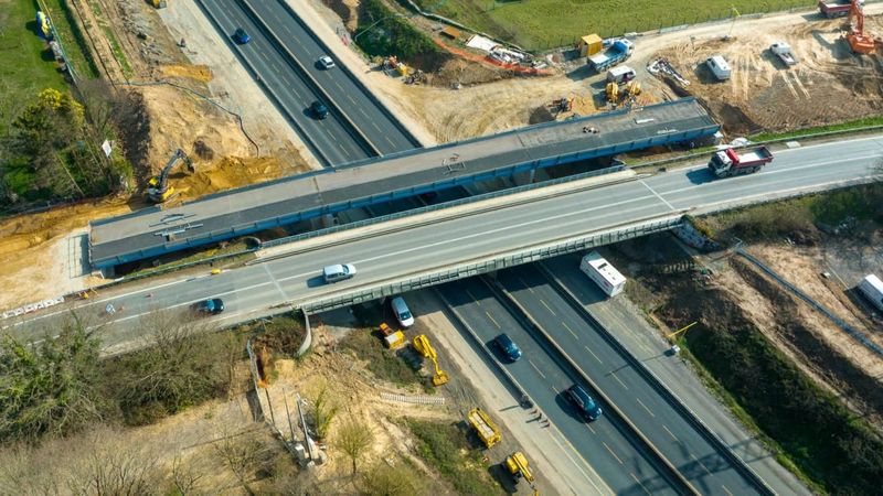 Sur cette image prise par drone, la construction du pont provisoire qui va supporter la circulation pendant la construction de l'ouvrage d'art définitif (© Vinci Autroutes).