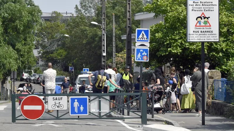 Les barrières permettent de fermer temporairement la rue aux voitures pour des entrées ou sorties d’école plus tranquilles. ©Rodolphe Delaroque