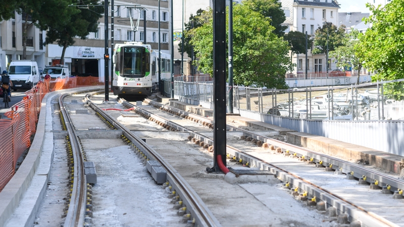 À compter du mois d’octobre, la plateforme de la ligne 2 empruntant le quai de Versailles va être en partie végétalisée © Thierry Mézerette.