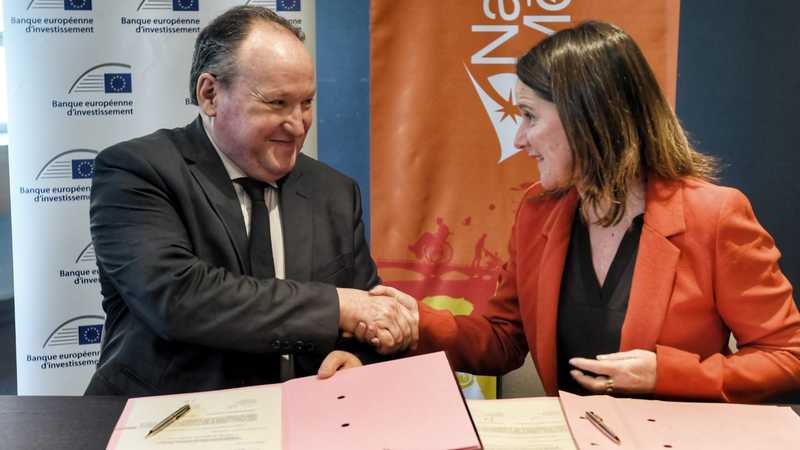Le vice-président de la BEI Ambroise Fayolle et Johanna Rolland lors de la signature du prêt © Thierry Mézerette.