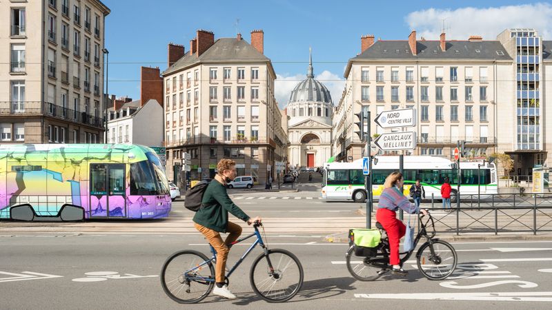 Depuis le 8 juillet 2024, les voitures ne peuvent plus emprunter le quai de la Fosse, dans le sens pont Anne-de-Bretagne vers place de la Petite-Hollande, à Nantes. © Roberto Giangrande