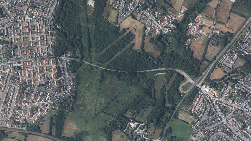Au centre de cette vue aérienne, la VM17 relie la Chabossière à l'ouest au bourg de Saint-Herblain © DR.