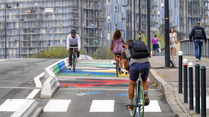 Trois des pistes cyclables temporaires, aménagées sur des ponts de Loire, se parent de couleurs vives.