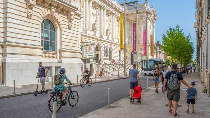 La rue Clemenceau, l'une des artères appelée à intégrer la zone à trafic limité (ZTL) de Nantes © Roberto Giangrande.