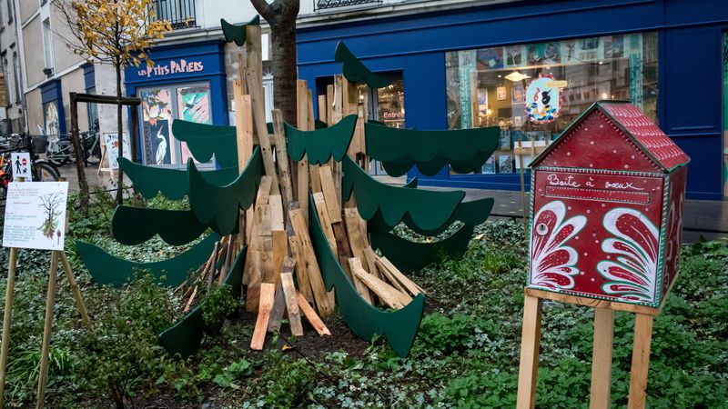 N'oubliez pas de déposez vos voeux, dans l'arbre à voeux de la rue Fournier.