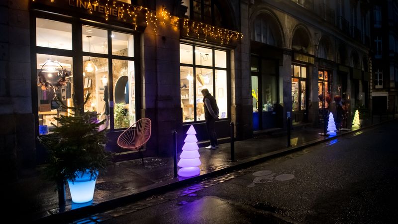 Le chemin festif de la rue Voltaire et de la place de la monnaie prend tout son sens à la nuit tombée.