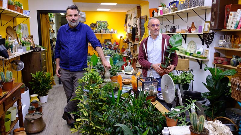 Gildas Houssais (à droite), avec Les Virevoltantes et Philippe Comtesse (à gauche), boss du Grand magasin, vont vous faire aimer le réemploi ! (crédit : Patrick Garçon)