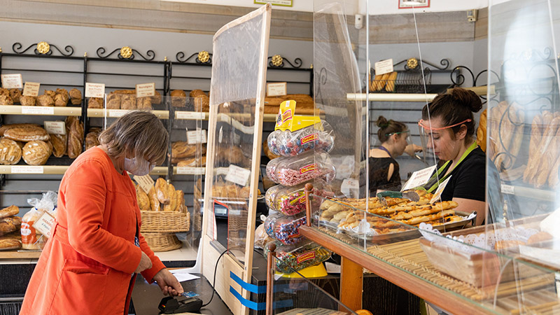Considérés comme essentiels, les commerces alimentaires, notamment les boulangeries, peuvent ouvrir sans restrictions pendant le confinement. © Jean-Félix Fayolle.