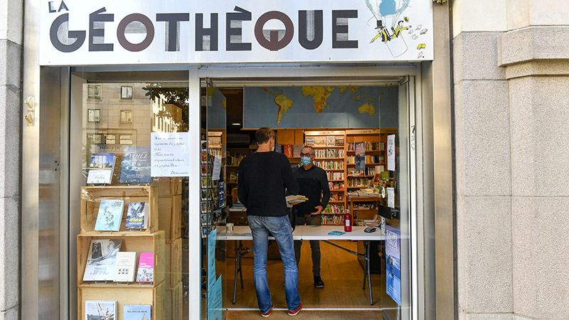 A Nantes et dans la métropole, une vingtaine de librairies indépendantes proposent un service de « click and collect » permettant de commander à distance et de récupérer ses livres à l’entrée du magasin. Ici, la Géothèque, 14 rue Racine.