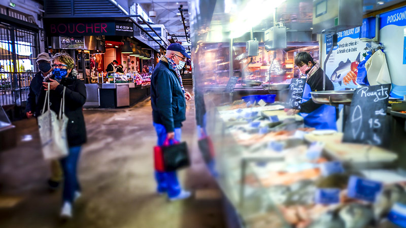 Les 17 marchés nantais restent ouverts, mais seuls les étals alimentaires, considérés comme « essentiels », sont autorisés. À Talensac, une jauge maximale est fixée à l’intérieur de la halle. © Christophe Bornet.