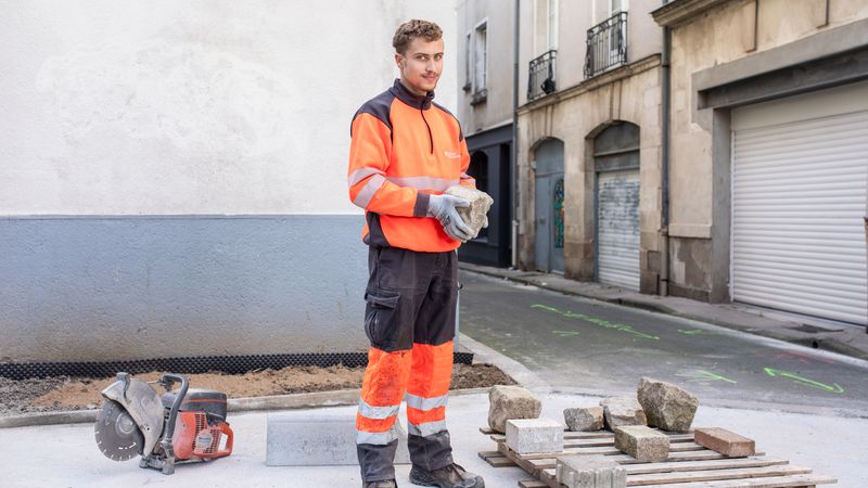 [Nantes recrute] Découvrez le métier de Brayan, maçon-paveur