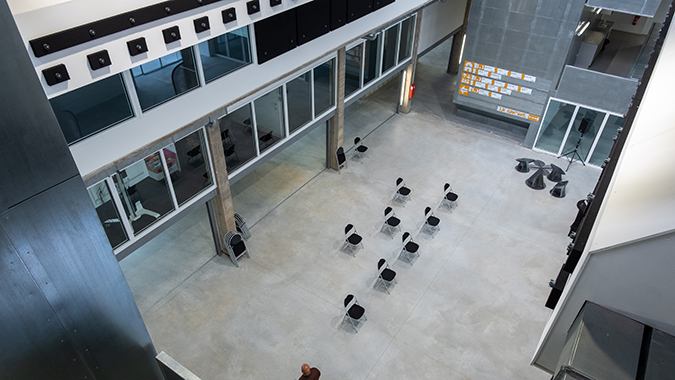 Le grand atrium central de la Halle 6 Est, qui a fait l'objet d'un travail acoustique très poussé. © Patrick Garçon