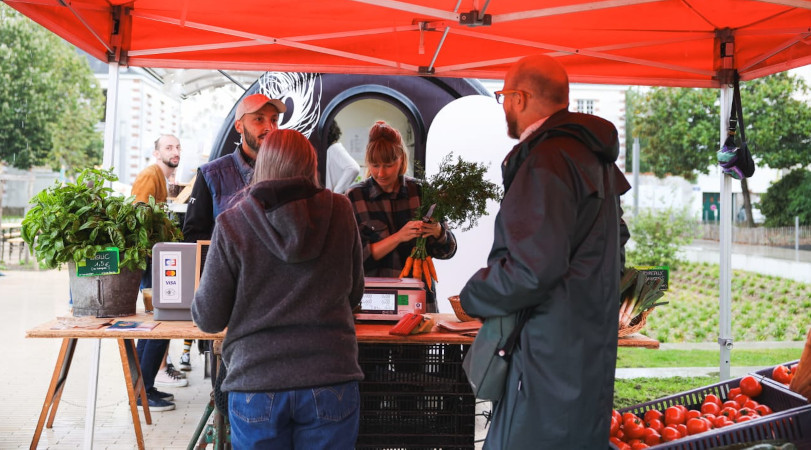 La place du 51e-Régiment-d’Artillerie accueille chaque jeudi soir, le marché de la Caserne, avec une quinzaine d’étals de produits locaux, paysans et artisanaux © Garance Wester pour Nantes Métropole.