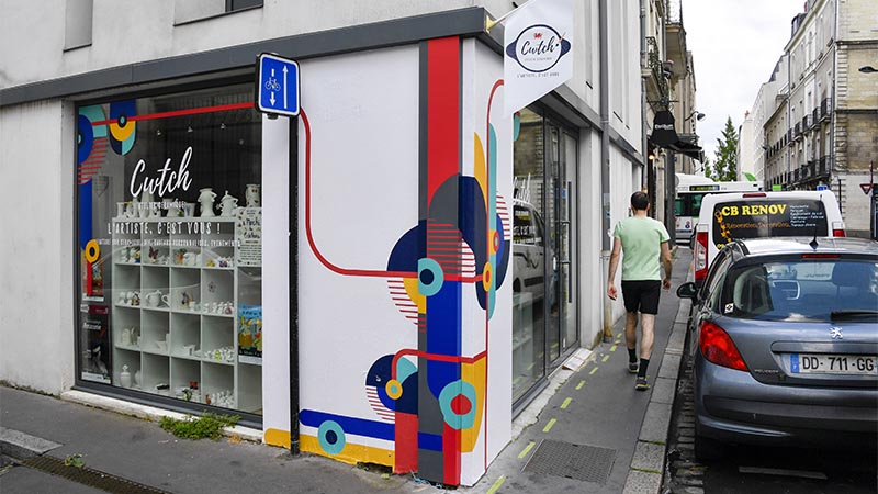 6 boutiques et commerces du quartier Hôtel de Ville ont été relookés en mode street art par les étudiants de l'Ecole Brassart (ici l'Atelier Cwtch Céramique).