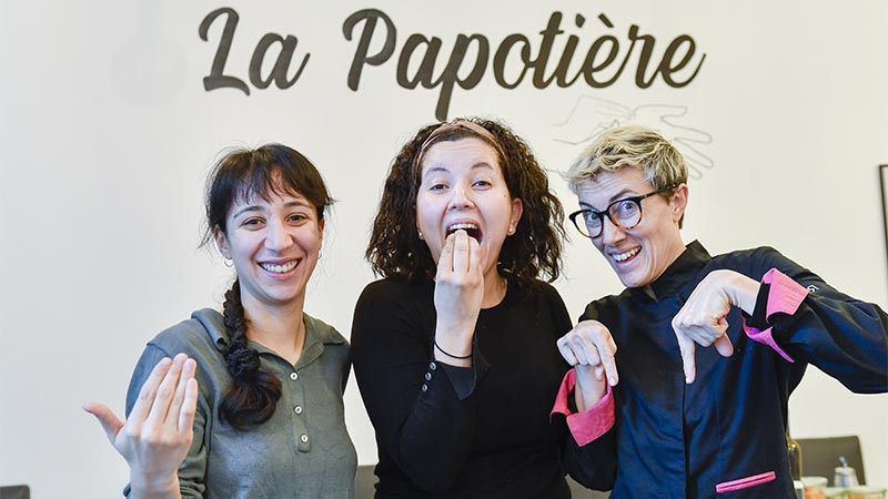 Kanyaman Brossaud, Imane Grizon et Lila Bensebaa (aux fourneaux) ont ouvert, rue Saint-Léonard, le premier restaurant nantais bilingue français/langue des signes.