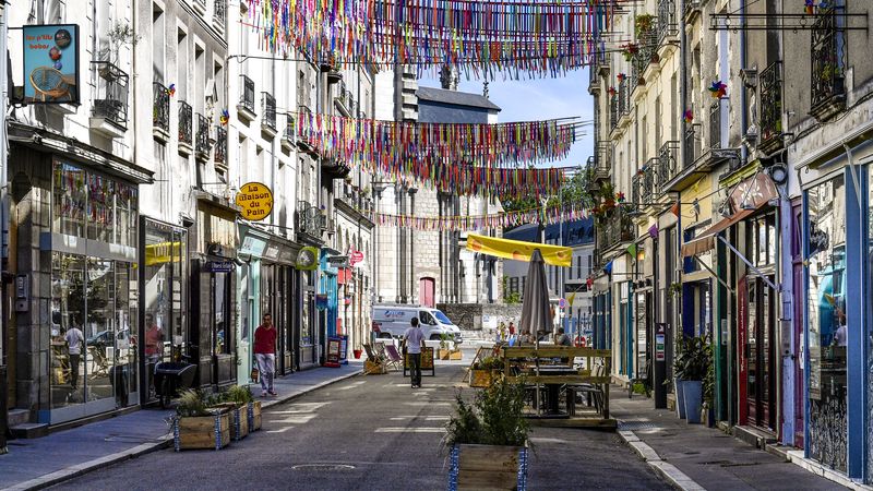 Comme au printemps 2020, une vingtaine de rues de Nantes Centre redeviennent piétonnes cet été pour accompagner la réouverture des terrasses des cafés et des restaurants.