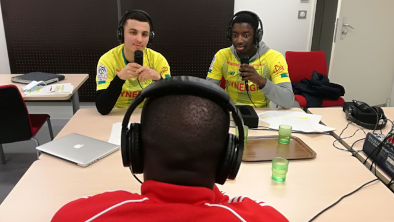 Aimen et Mamadou en interview avec Abdoulaye Touré (ancien co-capitaine du FC Nantes) avant son départ pour l'Italie (crédit photo : Le M de Malakoff).