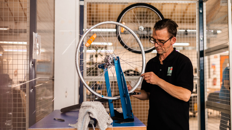 L’atelier cycles compte six mécaniciens encadrés par un chef d’équipe. Plusieurs prestations sont proposées aux entreprises © Garance Wester pour Nantes Métropole.