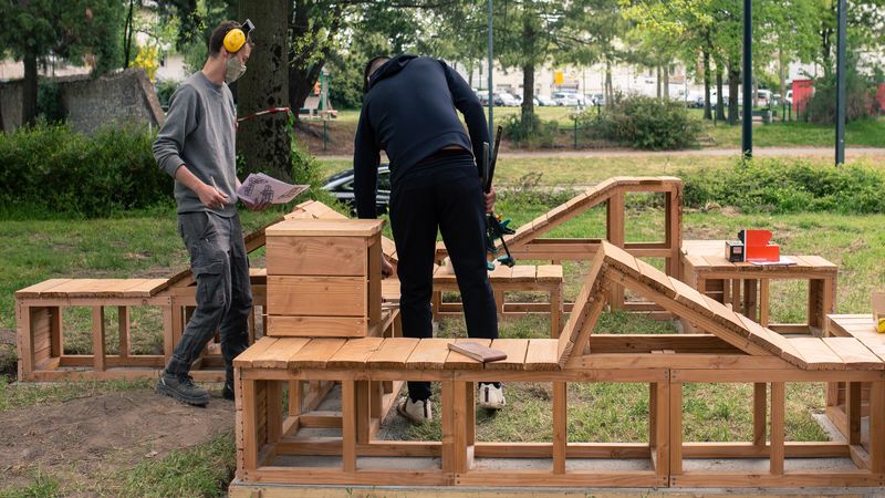 Mobilier. C’est le bois qui a donc été choisi pour concevoir ce mobilier urbain installé rue des Sables-d’Olonne. L’association Gueules de bois, implantée sur l’île de Nantes, a apporté son savoir-faire.