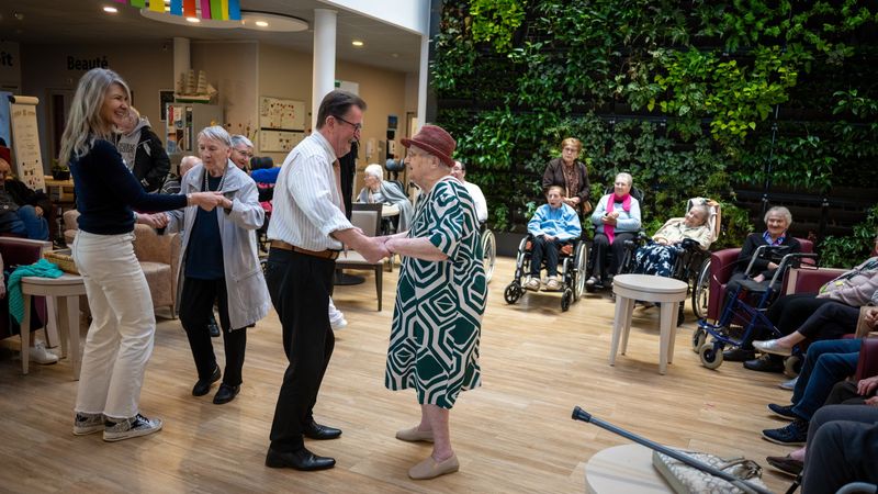 Séance de zumba entre résidents et personnel à l’Ehpad de l’Hirondelle de Sèvre © Patrick Garçon