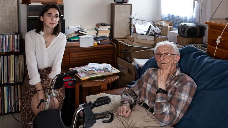 Paula, 23 ans, et Pierre, un habitant de Beauséjour de 93 ans. © Céline Jacq
