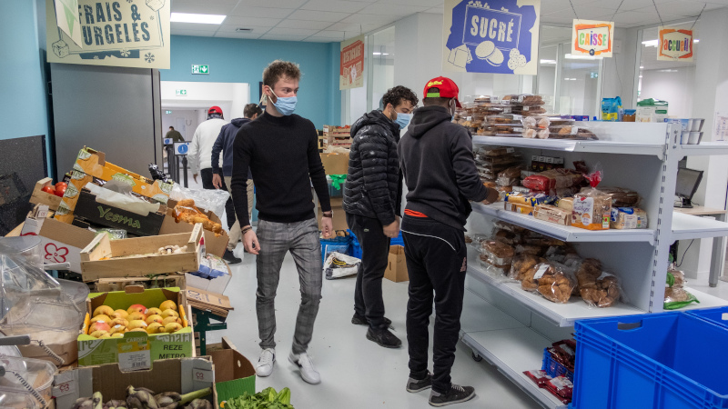 L’aide alimentaire est l’une des actions menée au quotidien par les bénévoles du Secours populaire de Loire-Atlantique (crédit photo : Patrick Garçon).