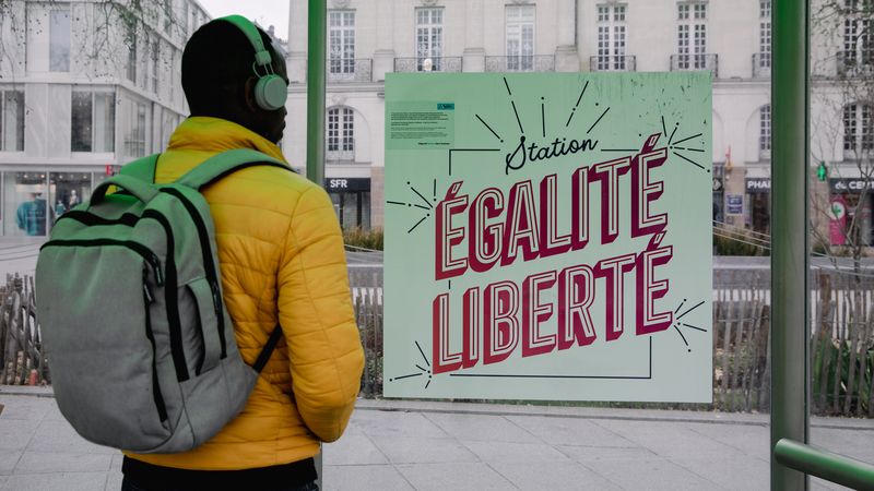 Une campagne de sensibilisation au sexisme dans le cadre de la journée internationale du droit des femmes. © Céline Jacq