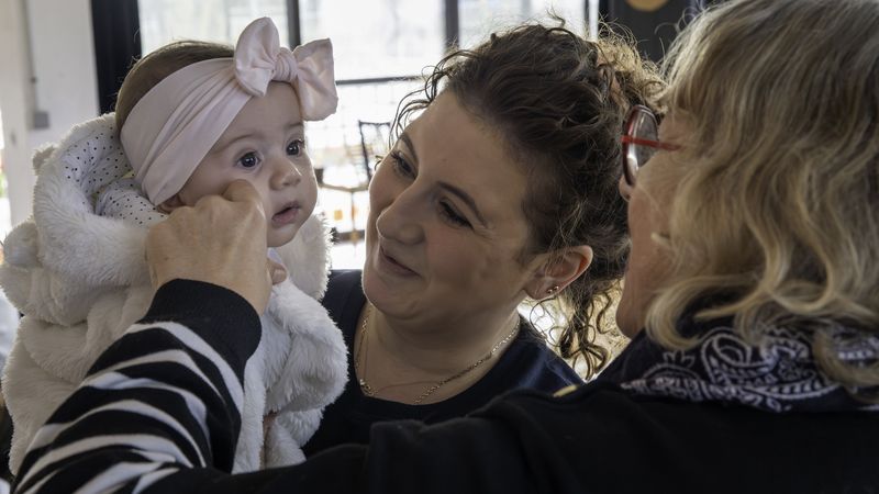 Des « petits bagages d’amour » pour les mères en grande précarité 