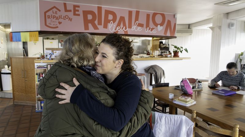 Une distribution de produits d'hygiène au Ripaillon, lieu associatif de Pirmil (©Romain Boulanger)