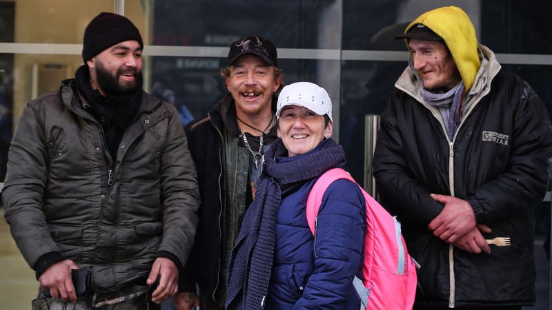 Marie-Jo, bénévole à l'Écoute de la rue, en compagnie de trois personnes sans abri ©Romain Boulanger