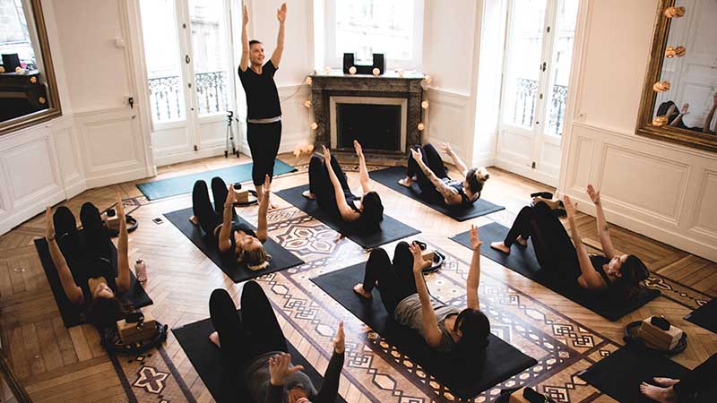 Chez June, les cours de yoga et de Pilates s’enchaînent.