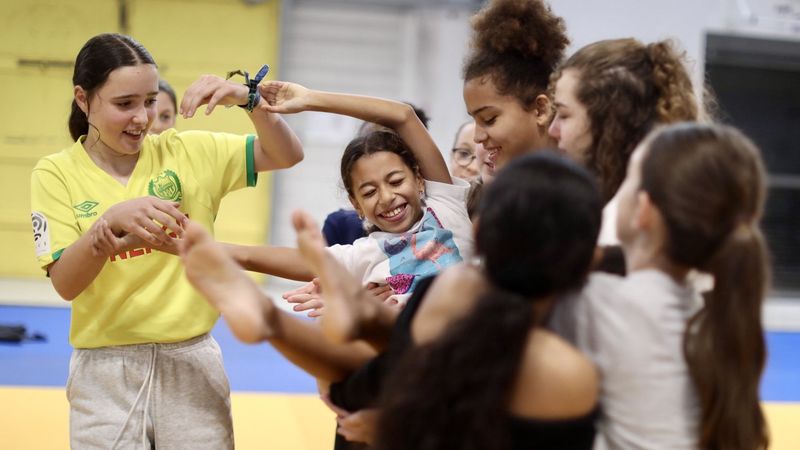 La douzaine de jeunes danseuses s’initie à l’acrobatie et à la voltige sous la houlette des artistes  Ana Zammito et Loana La Rosa © Ludovic Failler.