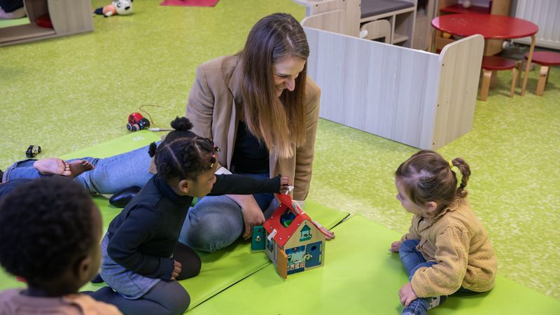 Chloé Bienvenu joue avec les jeunes enfants pour s’assurer de leur bon développement. © Céline Jacq