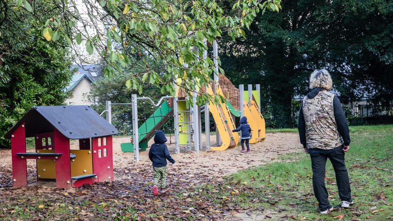 Les trois cours d'école (ici Joseph-Blanchart) sont ouvertes de 8h à 18h20 jusqu'à la fin des vacances. © Céline Jacq