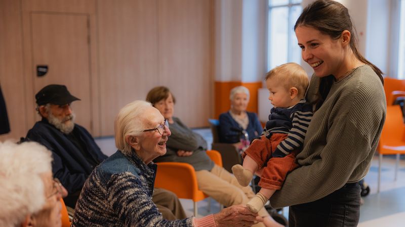 La micro-crèche est reliée à la maison de retraite par le jardin. Quelques minutes de marche suffisent aux tout-petits pour rejoindre les aînés et inversement. © Garance Wester